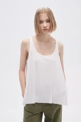 Musculosa blanca de bretel ancho y corte holgado.