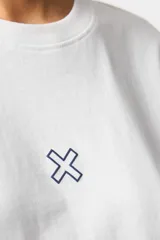 Remera blanca de algodón con cuello redondo y logo bordado en el pecho. Corte recto y mangas cortas.