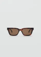 Gafas de sol de diseño cuadrado con montura de pasta en estampado carey. Poseen cristales marrones con protección UV categoría 3. Están fabricadas con materiales reciclados.