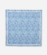 Pañuelo cuadrado de satén con estampado paisley en tonos de azul y blanco, con borde blanco.