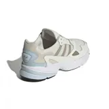 Championes Adidas Falcon de mujer, color blanco hueso con detalles en gris, verde y marrón.
