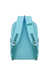 Mochila escolar color celeste, con múltiples compartimentos frontales con cierre y logo bordado en verde.