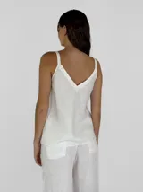 Musculosa color ladrillo con breteles finos y escote en V.