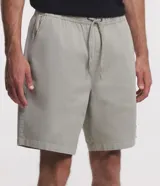Bermuda celeste de sarga con cintura elástica ajustable con cordón, bolsillos laterales y traseros, y etiqueta con logo en la parte inferior.