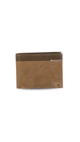 Billetera de cuero color marrón con una faja horizontal combinada en un tono más oscuro y detalle de costura en zigzag. El interior cuenta con doble compartimento para billetes, un visor transparente para identificación, múltiples tarjeteros y bolsillos adicionales.