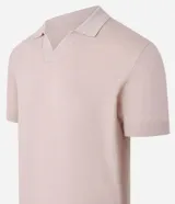 Remera polo de manga corta color beige, con cuello en V.