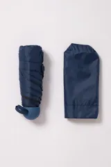 Paraguas plegable azul marino con mango curvo.