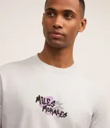 Remera gris de algodón con estampa en la espalda de Miles Morales, el Spider-Man del universo Marvel.