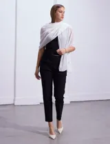 Pashmina de gasa negra con apliques de brillos plateados en los bordes.