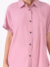 Camisa rosada de manga corta con botones.