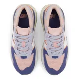 Championes urbanos New Balance modelo 5740, con capellada de malla y superposiciones de gamuza en tonos pastel: lila, rosa, azul y naranja. Logo "N" en blanco con borde naranja.