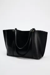 Bolso negro tipo shopper con asa de hombro, detalle de colgador y bolsillo interior maxi. Cierre mediante imán.
