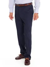 Pantalón de gabardina azul marino con tratamiento antiarrugas, corte modern fit, tiro medio, bolsillos laterales y traseros.