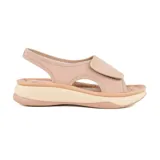 Sandalias bajas color beige con plataforma y ajuste con velcro.