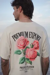 Camiseta color crema de manga corta y cuello redondo, con estampado frontal de rosas y texto "Premium Export".
