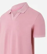 Polo de hombre color gris claro, corte confort, cuello polo, manga corta y tejido texturizado.