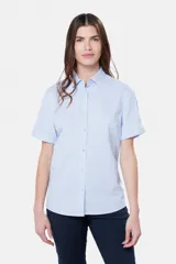 Camisa entallada de manga corta con rayas verticales celestes y blancas.