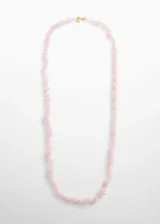 Collar de piedras en tono rosado con cierre dorado, diseñado para la mujer.