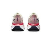 Championes de running Nike Vomero 17, color crema con detalles en azul marino y rojo.