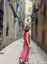 Falda larga de jean celeste con pespuntes a contratono y bolsillos frontales.