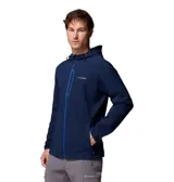 Campera tipo softshell con capucha, color azul marino, cierre frontal a presión y bolsillos laterales. Presenta un dobladillo trasero más largo para mayor cobertura.