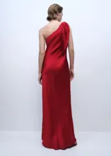Vestido largo de fiesta color rojo, de tejido satinado, con cuello asimétrico, un solo hombro y abertura lateral en la falda.