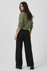 Buzo gris oscuro con efecto acid wash, cuello redondo, manga larga y un estampado de estrella en el frente.