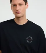 Remera negra de corte boxy, confeccionada en algodón. Presenta cuello redondo y mangas cortas. Estampa frontal y trasera con diseño de ángeles y texto "The Luck".