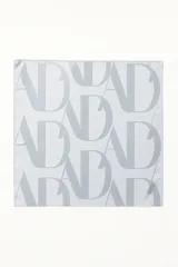 Pañuelo cuadrado grande de satén color gris claro con estampado del logo de la marca en tono sobre tono.
