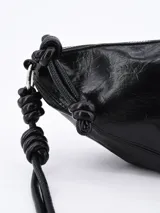 Bandolera blanca de cuero sintético con forma de media luna y asa corta con detalle de nudo.