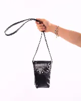 Porta celular negro de cuero charol, con correa fina y solapa con tachas plateadas.