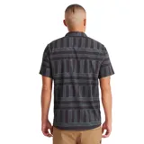 Camisa de manga corta con estampado geométrico en tonos azul, gris y negro.