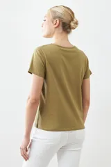 Remera verde oliva de manga corta con cuello en V y estampado floral en relieve.