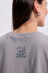 Remera gris claro de corte oversize y manga corta, con estampado de Angel y Stitch.