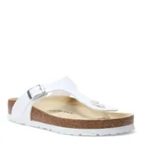 Sandalias Birkenstock modelo Gizeh, color blanco, con tira de ajuste al dedo y hebilla metálica.