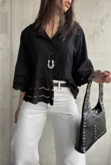 Camisa negra de mangas cortas con detalle de encaje en mangas y ruedo.
