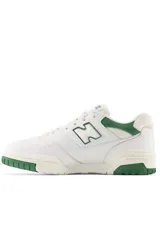 Championes urbanos New Balance modelo 550, color blanco con detalles en verde, confeccionados en cuero, con logo "N" característico en los laterales y suela de goma.