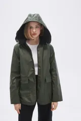 Campera negra con capucha y cuello de piel sintética.