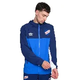 Campera deportiva con capucha Umbro Triutility, con cierre frontal, bolsillos laterales y puños elásticos. Diseño color block en azul marino y celeste, con detalles en blanco en los laterales y logo de Umbro bordado en el pecho. Escudo del Club Nacional de Football estampado en el pecho.