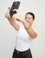 Pulsera rígida dorada con tres bolas en aleación de metales bañadas en oro 18k.