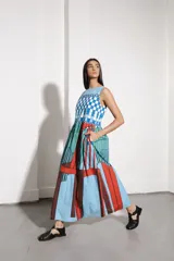 Vestido largo sin mangas con estampado abstracto en tonos rojo, blanco, verde, amarillo y azul.