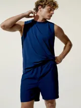 Short deportivo azul con cintura elástica y logo pequeño en la pierna.