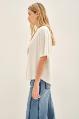 Remera gris oscuro de corte amplio con mangas cortas y aplique de hotfix con forma de alas en la espalda.