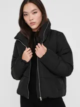 Campera puffer corta negra con cuello alto, cierre de cremallera plateado y hombros caídos.