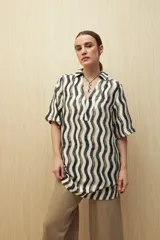 Vestido corto con estampado de rayas onduladas en blanco y azul, cuello tipo solapa y escote en V.