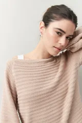 Sweater negro tramado de silueta relajada, con combinación de texturas en el tejido y mangas abullonadas con puños elastizados.