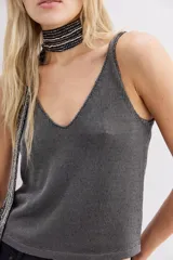 Musculosa de hilo de lurex color cobre, con escote en V en frente y espalda, de calce ajustado al cuerpo.