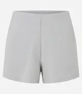 Bermuda deportiva femenina confeccionada en microfibra acanalada.