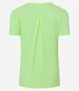 Remera deportiva blanca texturizada, con cuello redondo, manga corta, detalle reflectante y pliegue en la espalda.