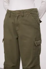 Pantalón cargo color verde militar, de calce medio y corte recto. Confeccionado en algodón, con bolsillos laterales y traseros.